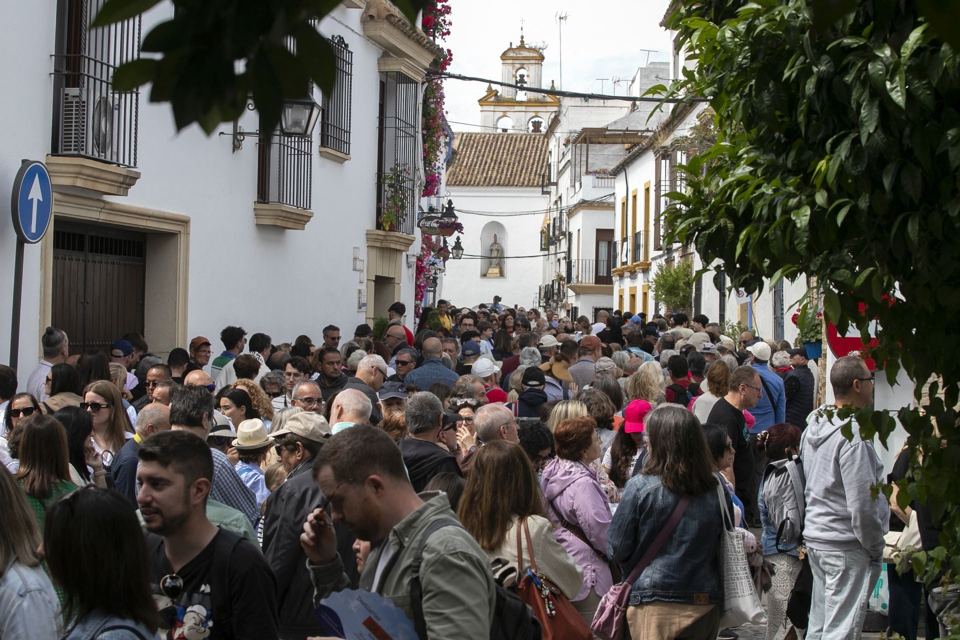 En imágenes, los abarrotados Patios de Córdoba el primer sábado del festival