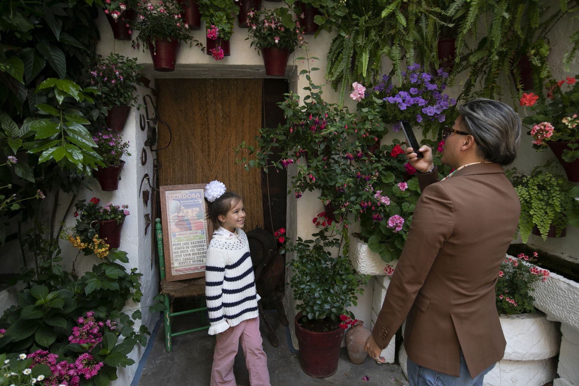 En imágenes, los abarrotados Patios de Córdoba el primer sábado del festival