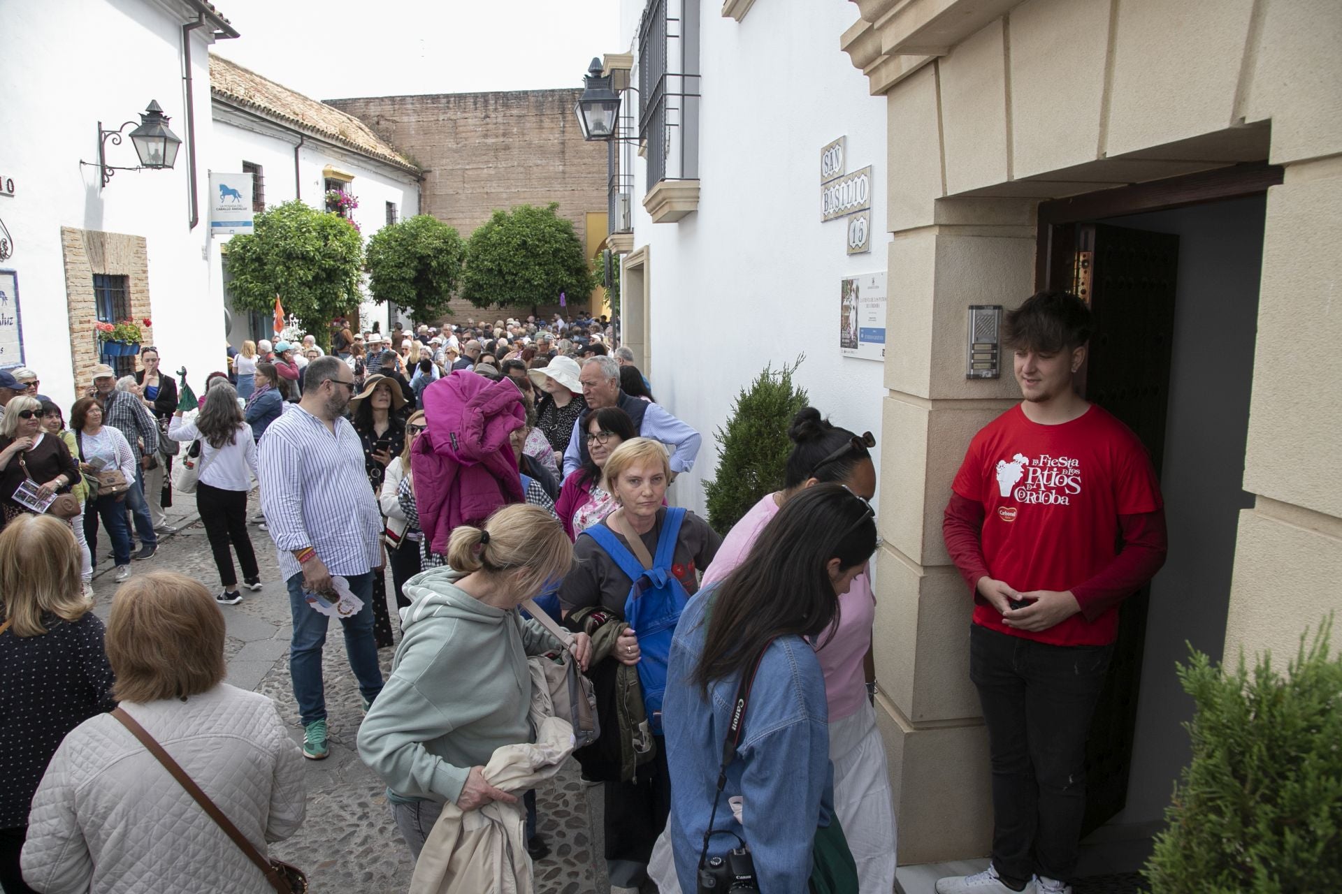 En imágenes, los abarrotados Patios de Córdoba el primer sábado del festival
