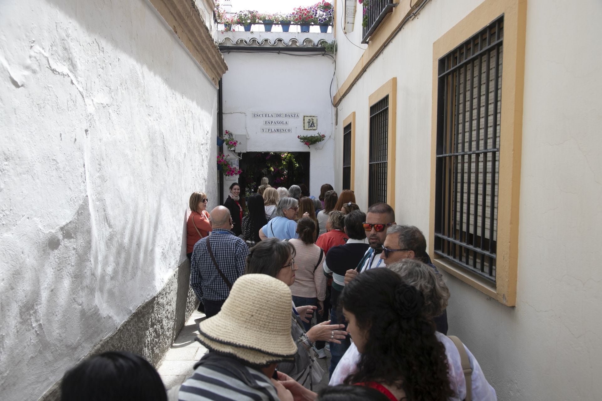 En imágenes, los abarrotados Patios de Córdoba el primer sábado del festival