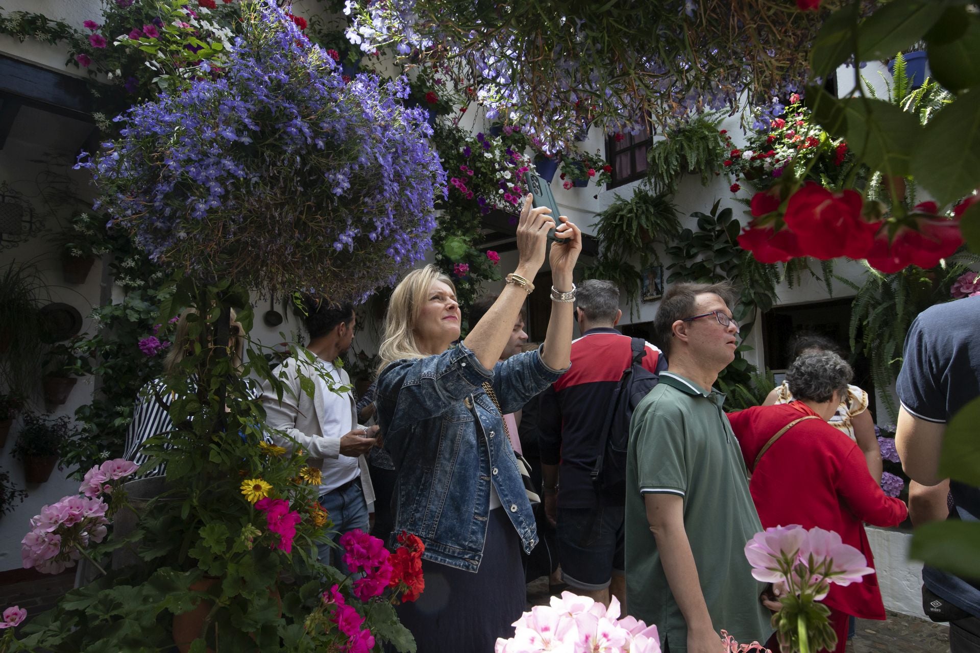 En imágenes, los abarrotados Patios de Córdoba el primer sábado del festival