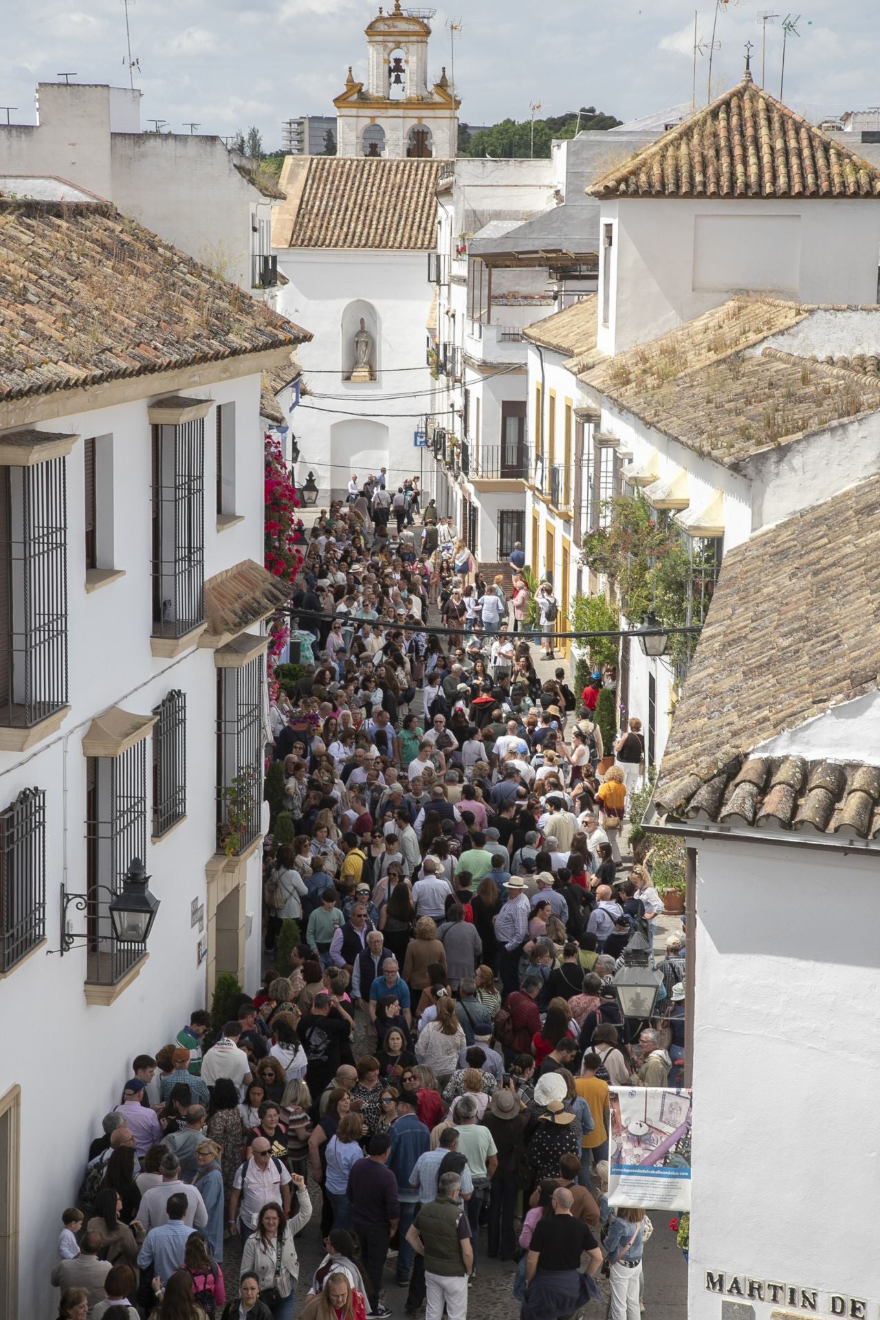 En imágenes, los abarrotados Patios de Córdoba el primer sábado del festival
