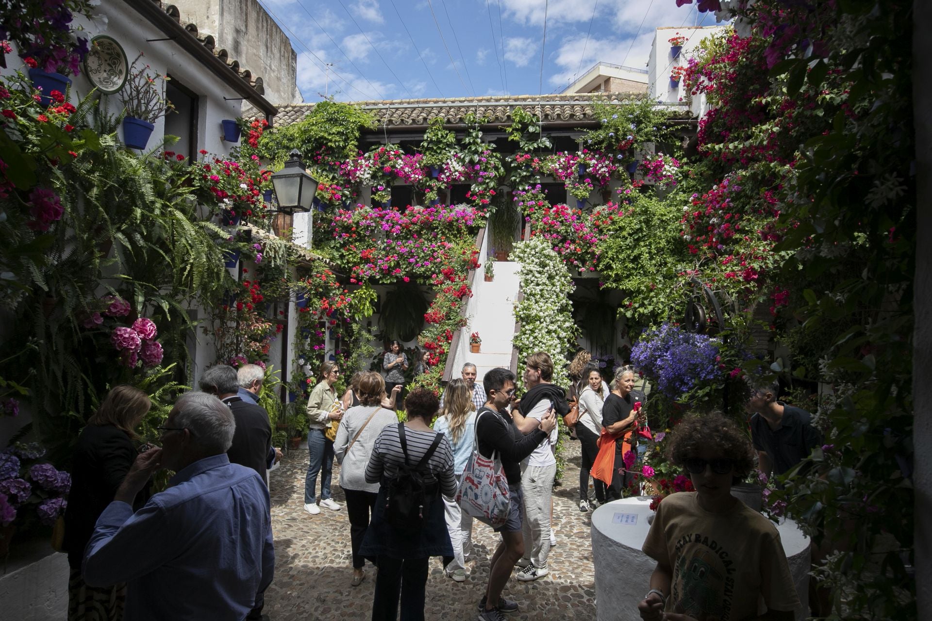 En imágenes, los abarrotados Patios de Córdoba el primer sábado del festival