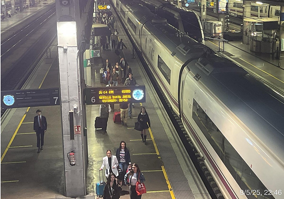 El tren debía llegar a las 21.14 y lo hizo a las 22:44.