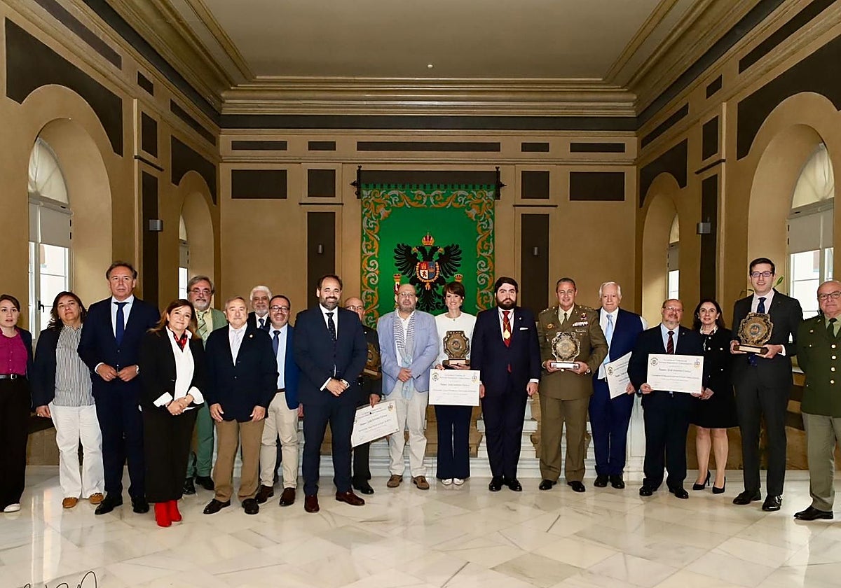 Foto de familia de los premiados junto a las autoridades y el presidente de la Sociedad Toledana de Estudios Heráldicos y Genealógicos