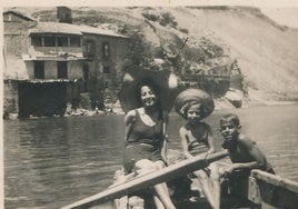 Pilar Polo en el centro con los dos los hijos de los santeros de la ermita del Valle cruzando el Río Tajo en Toledo, hacia 1945