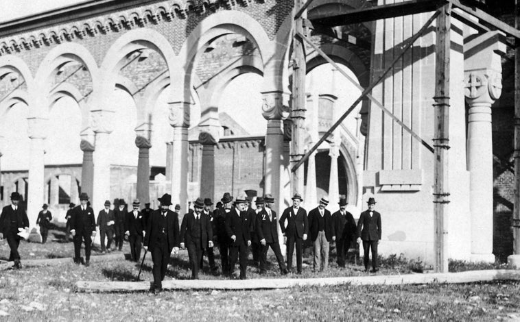 Imagen principal - Arriba, las autoridades municipales visitando, en 1920, la necrópolis del Este. Abajo, izquierda, las tapias del cementerio, en 1915; derecha, el proyecto del panteón de hombres célebres que se planeó construir en La Almudena