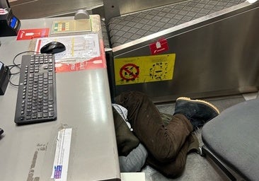 Un albergue enquistado en la T4 de Barajas: robos, sexo en lavabos y chinches