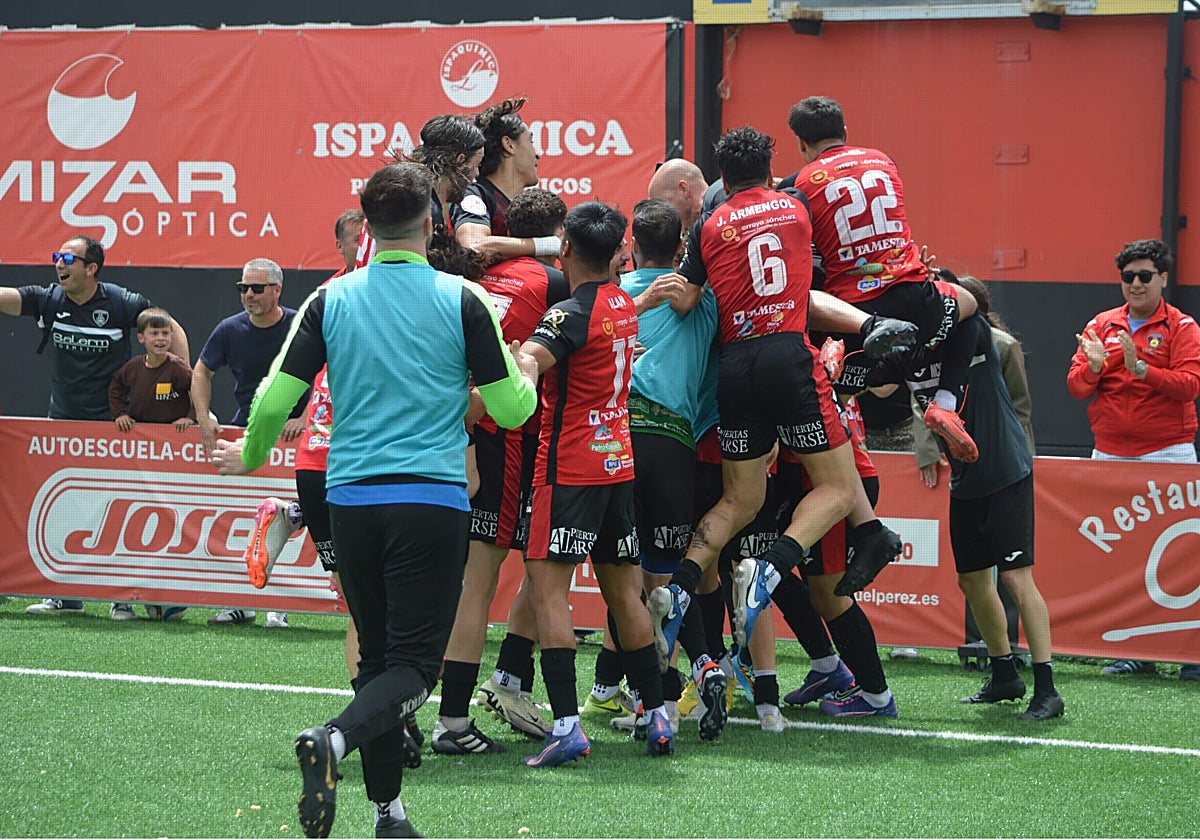 Los futbolistas rojillos celebran un gol esta temporada