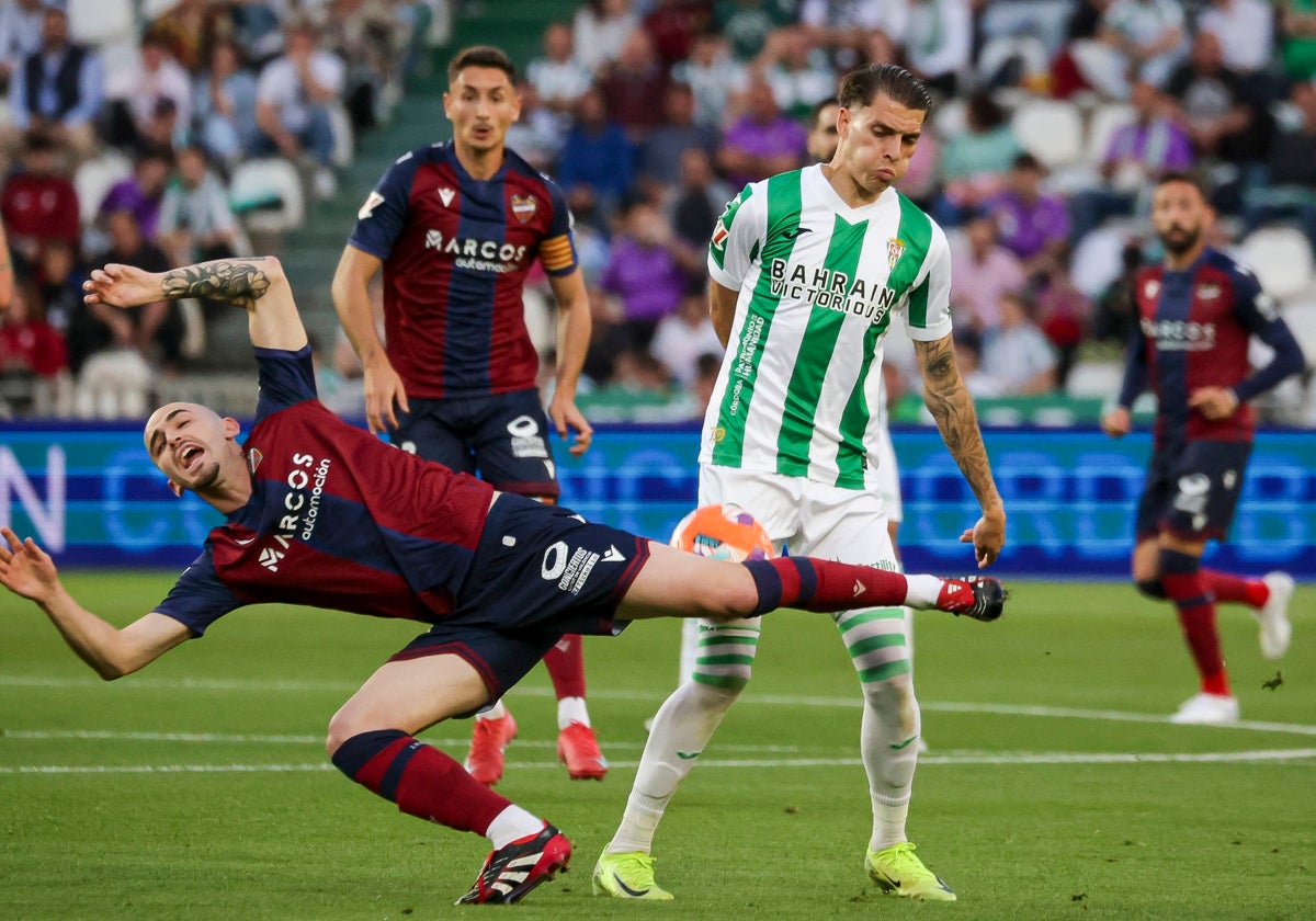 Álex Sala recupera el balón ante un rival en El Arcángel