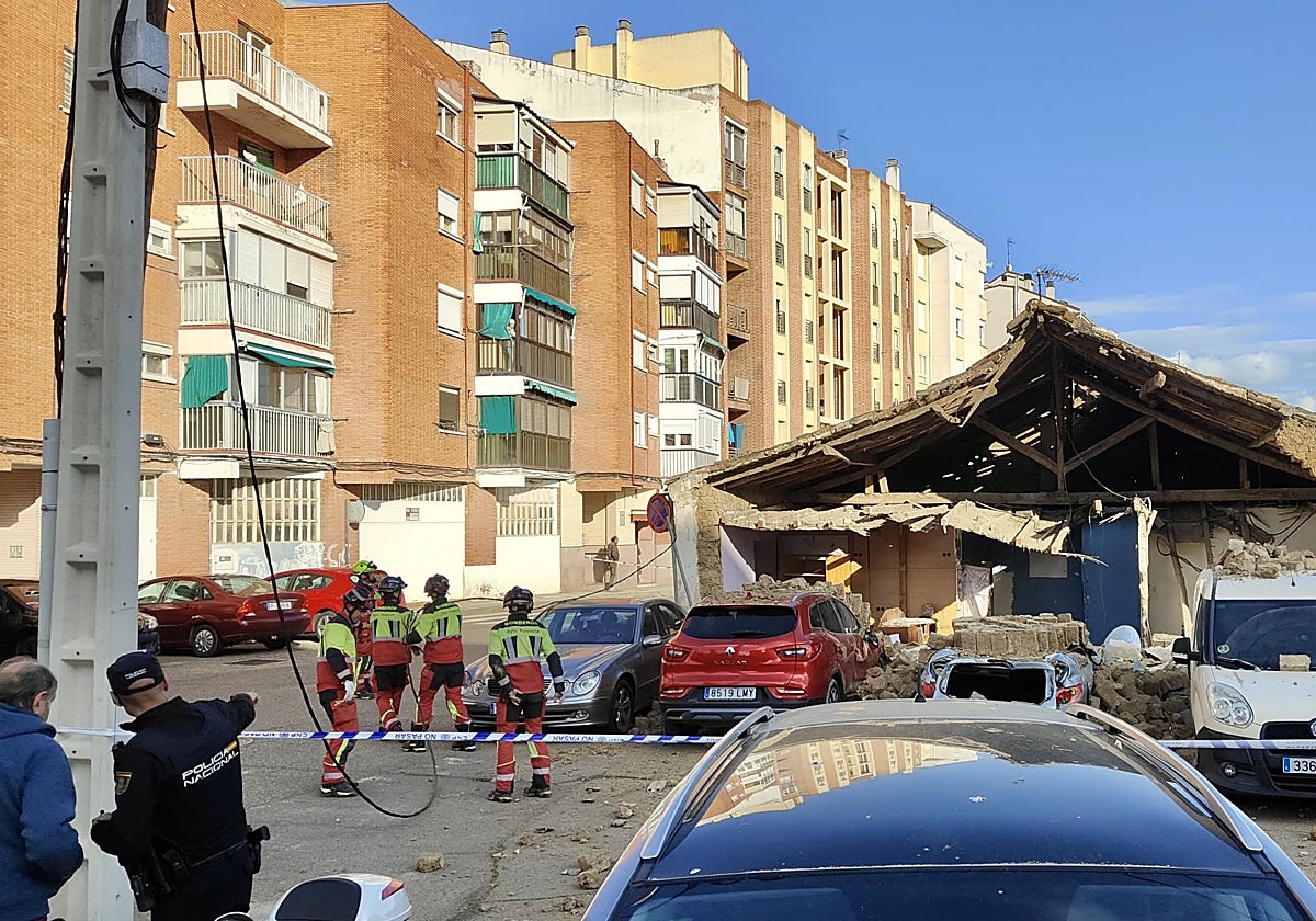 El derrumbe de una vivienda en Palencia provoca daños en varios vehículos aparcados