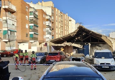 El derrumbe de una vivienda en Palencia provoca daños en varios vehículos aparcados