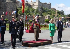 Bisagra, «la plaza de Armas de España» despide a la Guardia Real, ante la mirada de cientos de personas