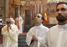 El obispo emérito ordena a cuatro diáconos en la Catedral de Córdoba