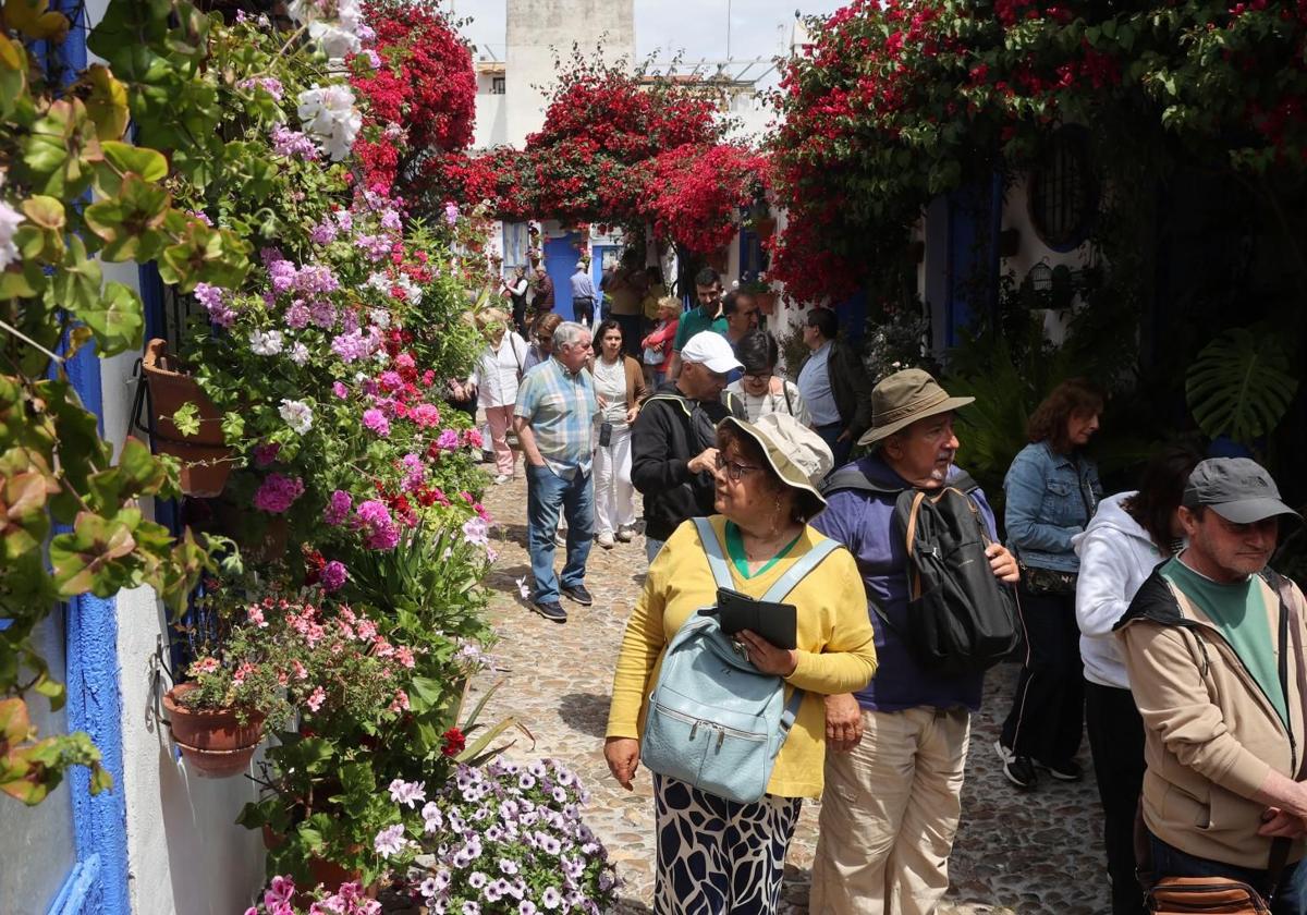 Visitantes en el patio de Marroquíes, 6, uno de los más visitados