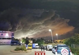 Los Bomberos no prevén extinguir este domingo el incendio químico en Vilanova, ya controlado