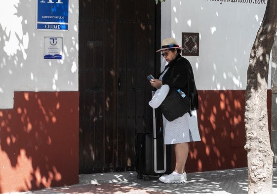 Una viajera, llegando a su apartamento turístico en el centro de Córdoba