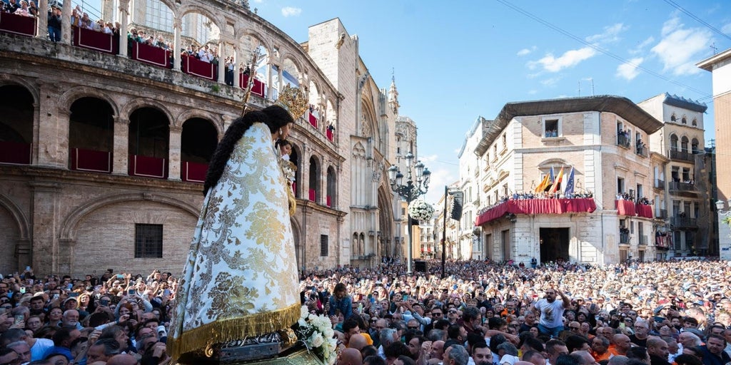 Emocionante Traslado de la Virgen entre muestras de devoción de miles de valencianos