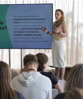 Imagen secundaria 2 - Diversos momentos de la sesión: Sandra Arnaiz ofreciendo una meditación con sonido a todos los asistentes; Ferran Cases durante su ponencia donde ofreció herramientas para combatir la ansiedad; y Conchita Vidales durante su charla sobre salud intestinal y microbiota