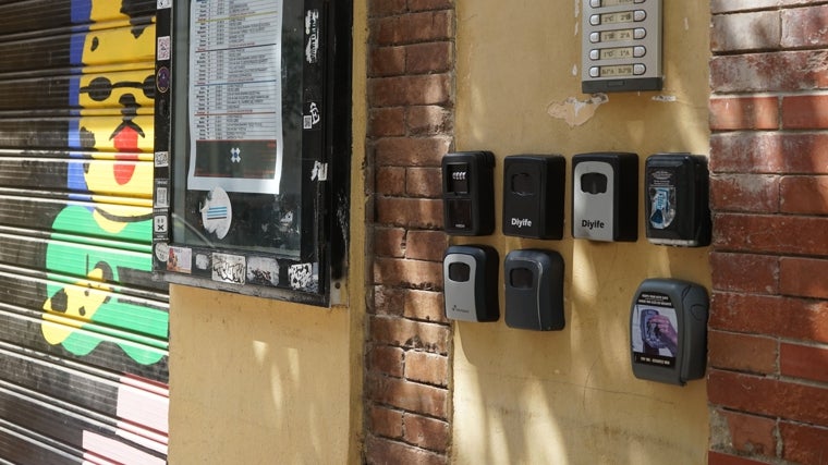 Imagen de varios candados automáticos para llaves en el barrio de Lagunillas de Málaga
