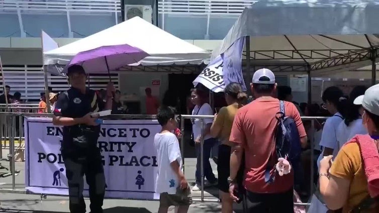 Filipinos acuden a votar a colegios electorales en Manila