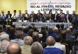 Los ribereños y el PSOE exigen al PP de Núñez que vote en contra de 'salvar' el trasvase, que este martes lleva Miras al Congreso