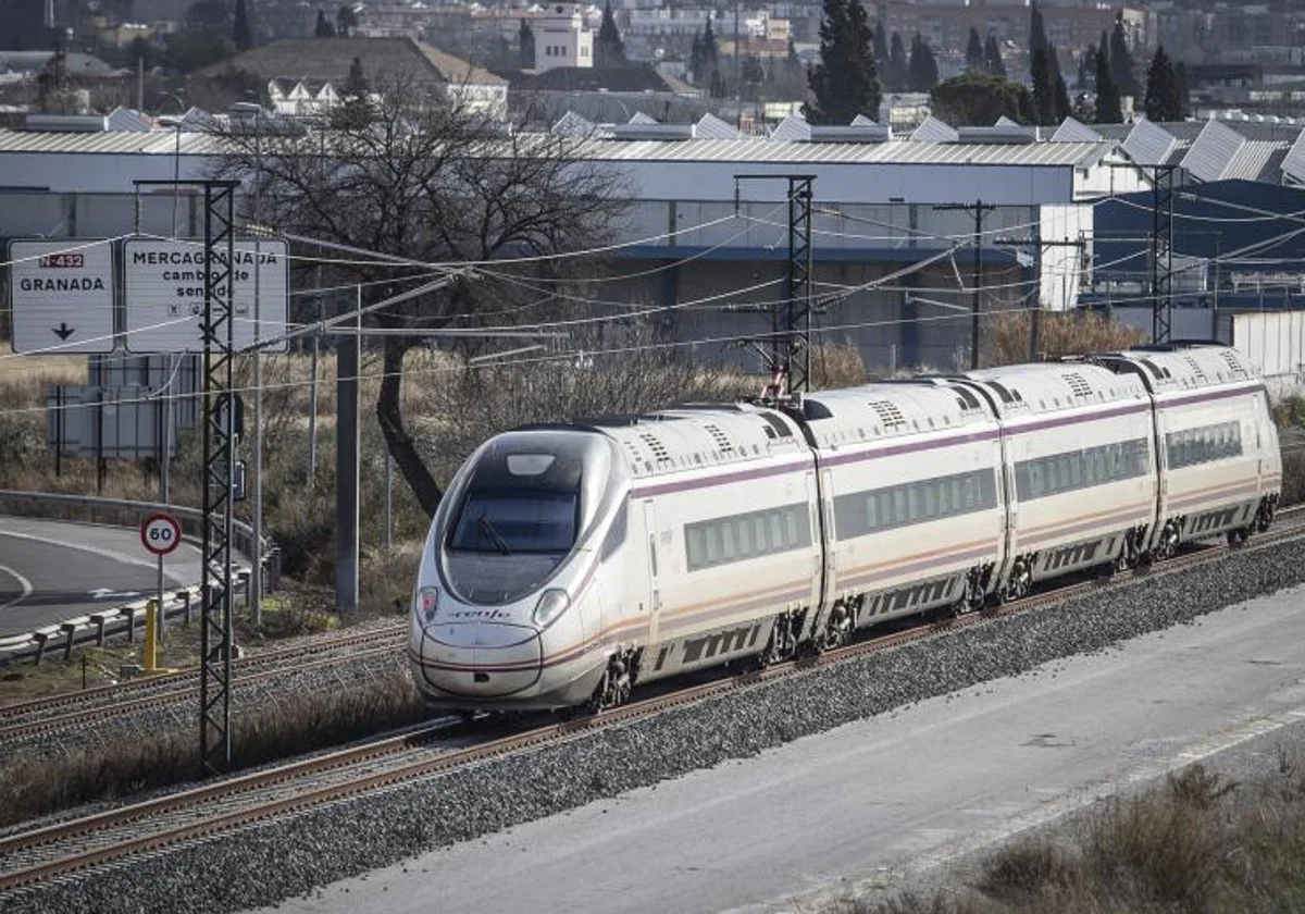 Un tren de alta velocidad en las cercanías de Granada