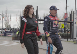 Ayuso se sube al coche de Carlos Sainz para dar la primera vuelta al que será el circuito de F1 de Madrid