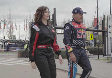 Ayuso se sube al coche de Carlos Sainz para dar la primera vuelta al que será el circuito de F1 de Madrid