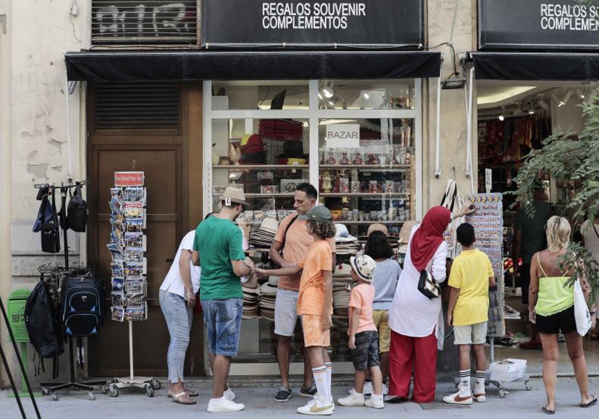 Imagen de archivo de  turistas  en una tienda de Valencia