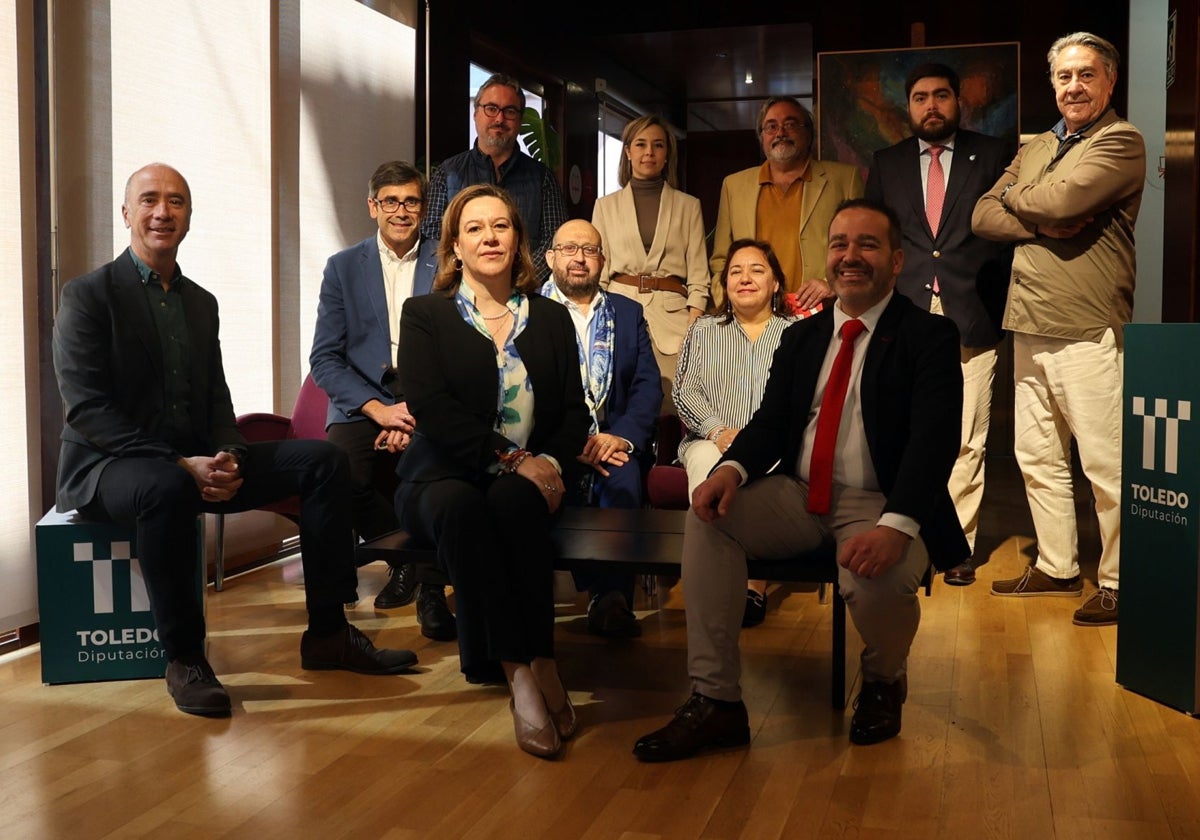 Foto de familia de autoridades de la institución provincial con los seis directores del PlanABC Editorial