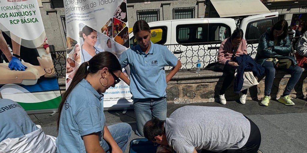 La enfermería toledana sale a la calle para difundir la ciencia del cuidado y reivindicar a la profesión