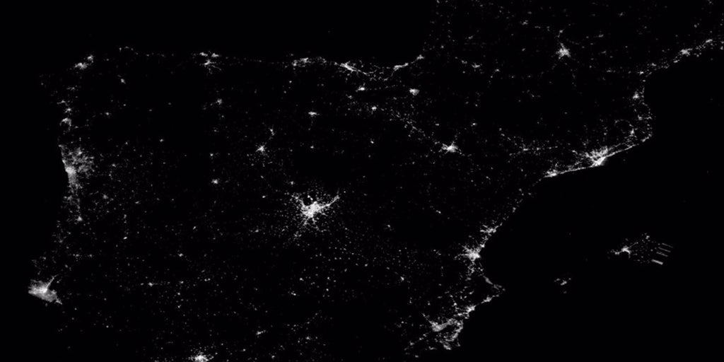 El final del apagón en España, visto desde el espacio: la oscuridad del poniente andaluz
