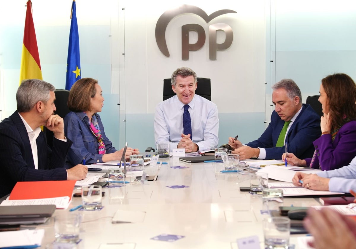 Feijóo preside una reunión de su actual Comité de Dirección