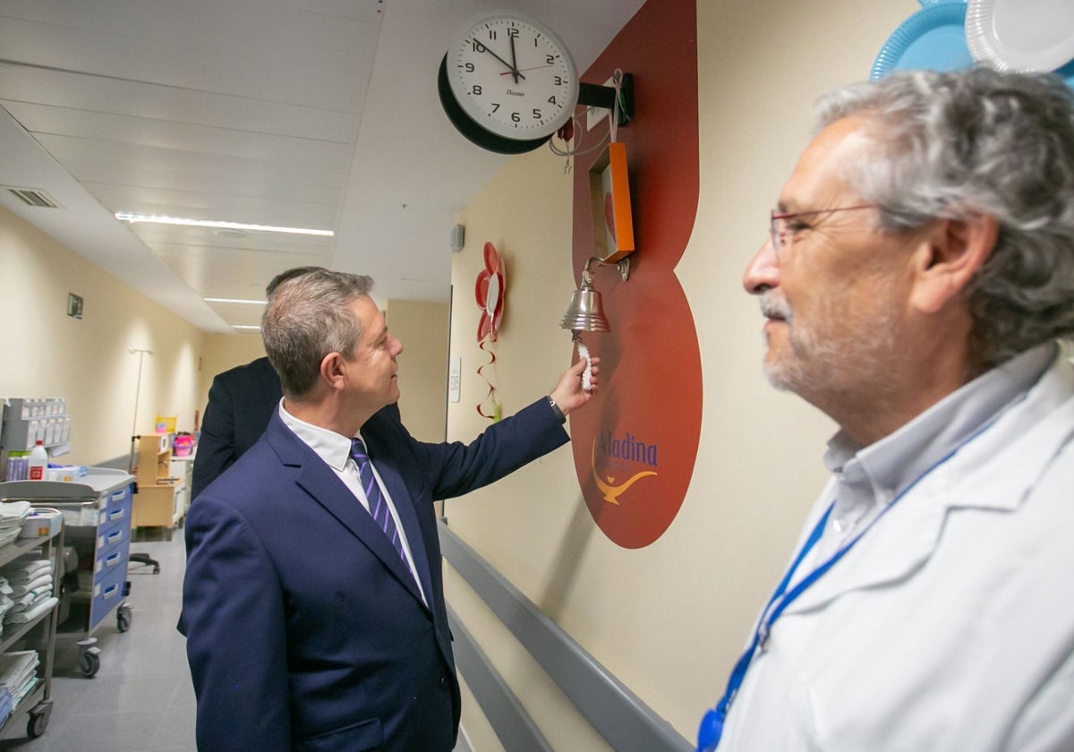 El presidente de Castilla-La Mancha, Emiliano García-Page, toca la campana