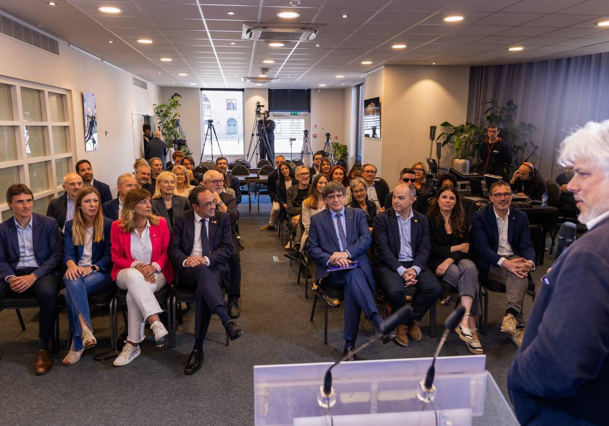 Reunión de los diputados de Junts en el Parlamento de Cataluña, hoy, en Waterloo (Bélgica) con Carles Puigdemont