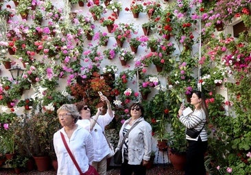 Este patio de Córdoba tiene más de un millar macetas colgadas que cuida una sola persona