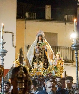 Imagen secundaria 2 - En la imagen superior y en las inferiores, distintos instantes del encuentro de las dos imágenes y traslado por las calles de Montoro, este sábado