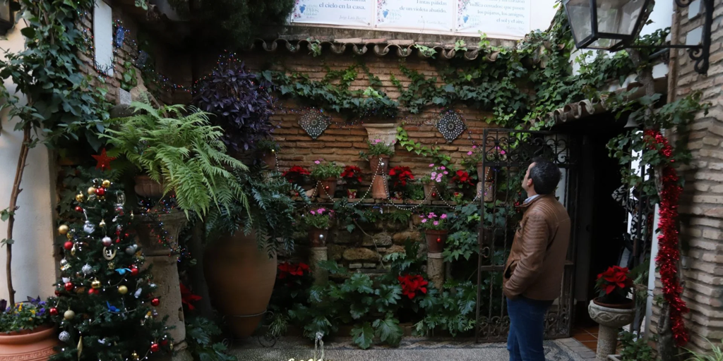 Así es el patio de Córdoba con más variedad floral: «Algunas plantas me sobreviven tres meses»