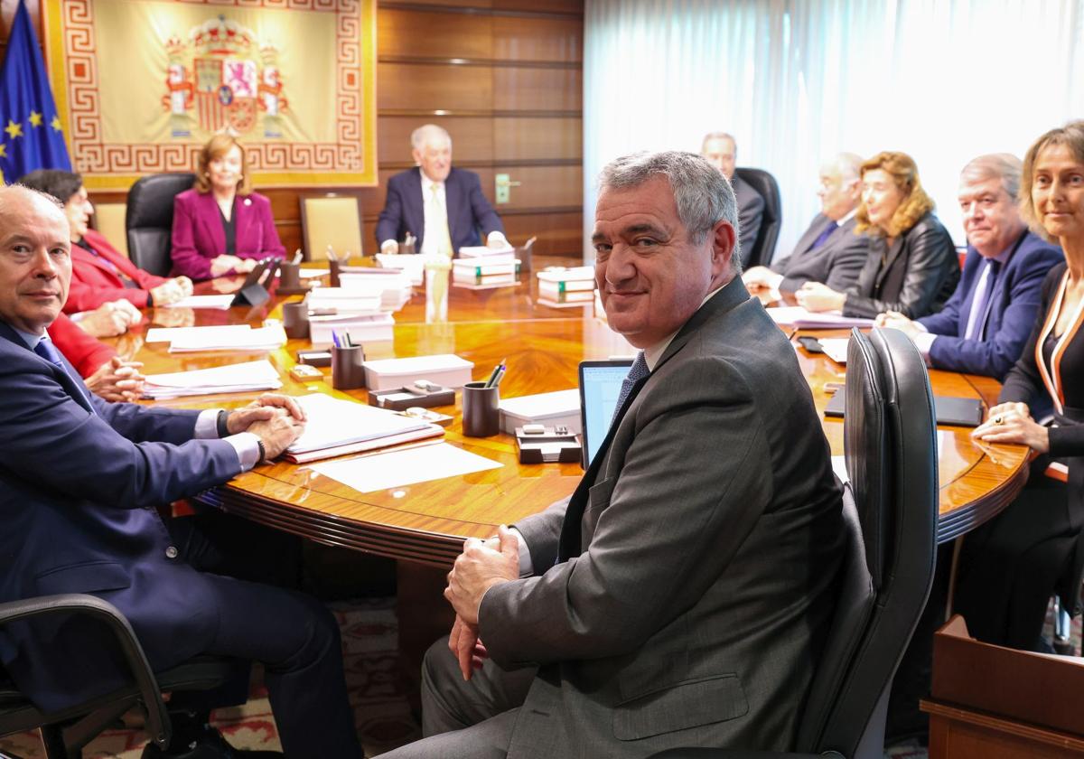 El magistrado del Tribunal Constitucional, José María Macías Castaño, durante un pleno jurisdiccional, en la sede del Tribunal Constitucional