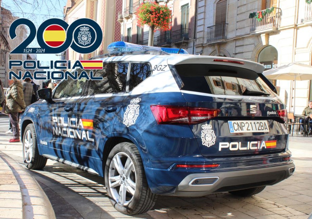 Un coche patrulla de la Policía Nacional, en el centro de Granada