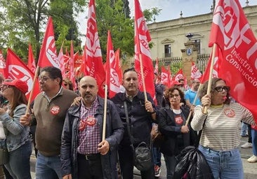 UGT y CC.OO. se manifiestan en la sede del PP andaluz contra una ley del Gobierno central, del PSOE