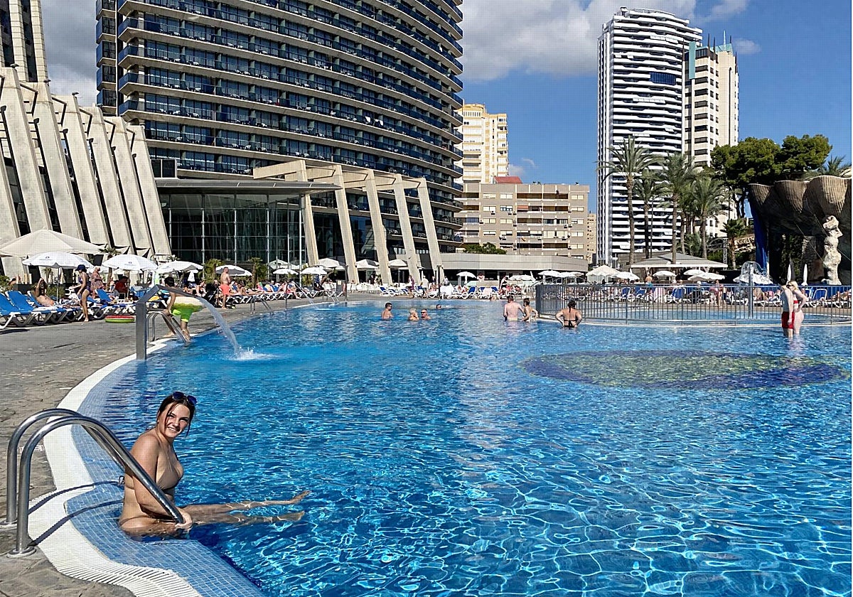 Turistas en la piscina de un hotel en Benidorm