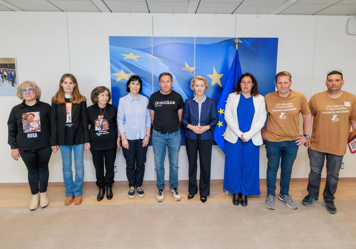 La presidenta de la Comisión Europea, Ursula von der Leyen, con los representantes de las asociaciones de las víctimas de la dana