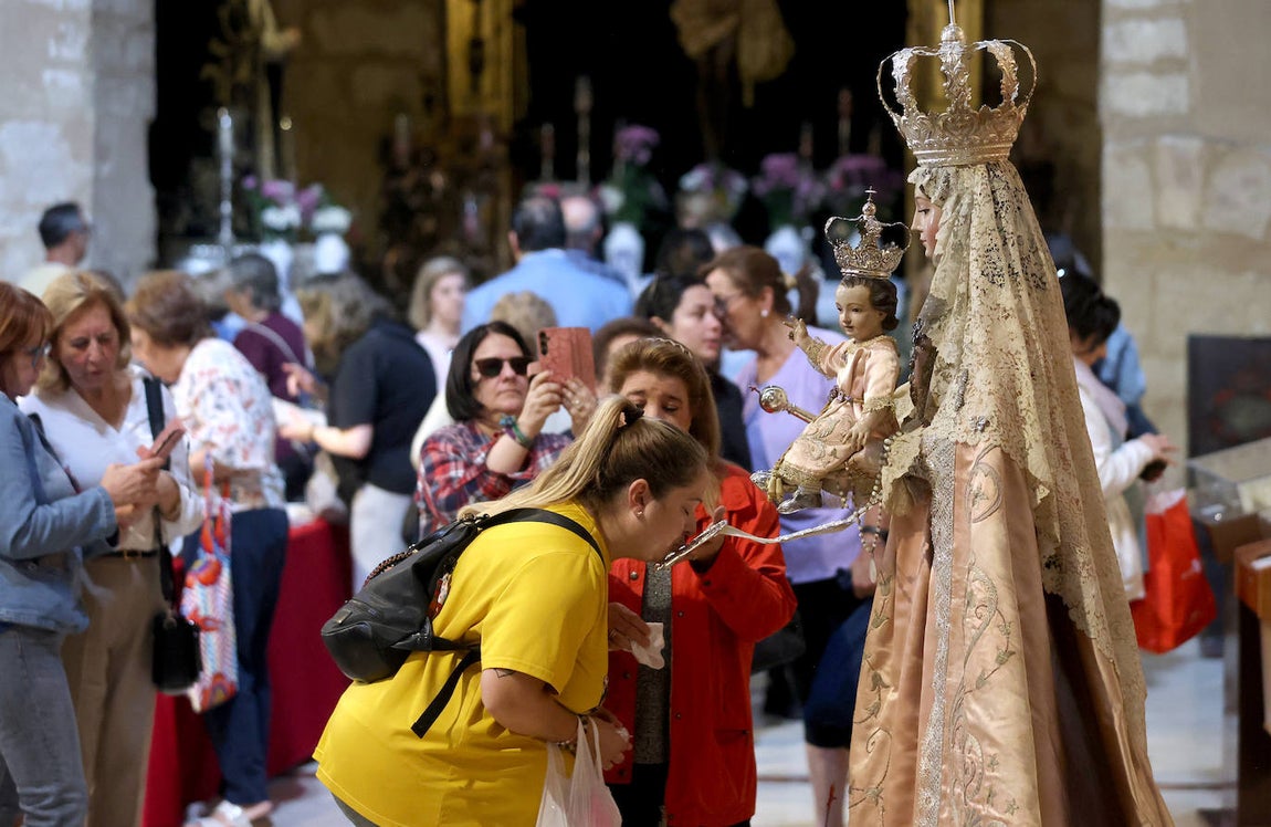El besamanos a la Virgen de los Remedios en Córdoba, en imágenes