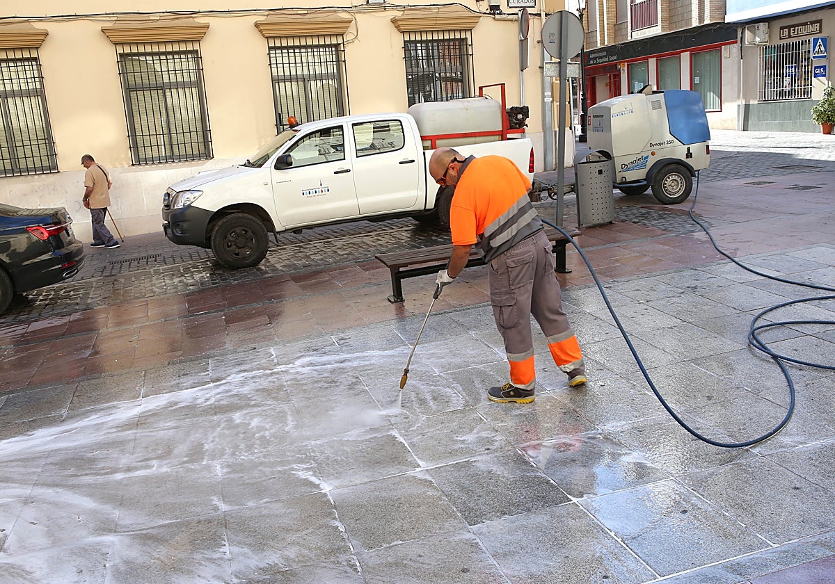 Un operario de la limpieza viaria de Lucena
