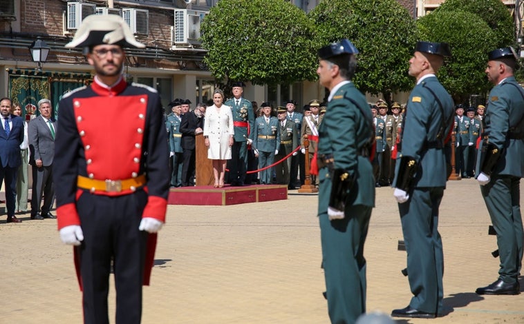 Imagen principal - Algunos de los momentos vividos este martes en el cuartel de la Guardia Civil en Toledo, al que acudieron representantes de la diferentes instituciones, así como políticos del PSOE y del PP. En el acto, hubo un especial recuerdo a las familias desalojadas de la comandancia.