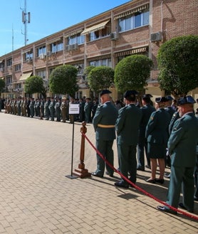 Imagen secundaria 2 - Algunos de los momentos vividos este martes en el cuartel de la Guardia Civil en Toledo, al que acudieron representantes de la diferentes instituciones, así como políticos del PSOE y del PP. En el acto, hubo un especial recuerdo a las familias desalojadas de la comandancia.