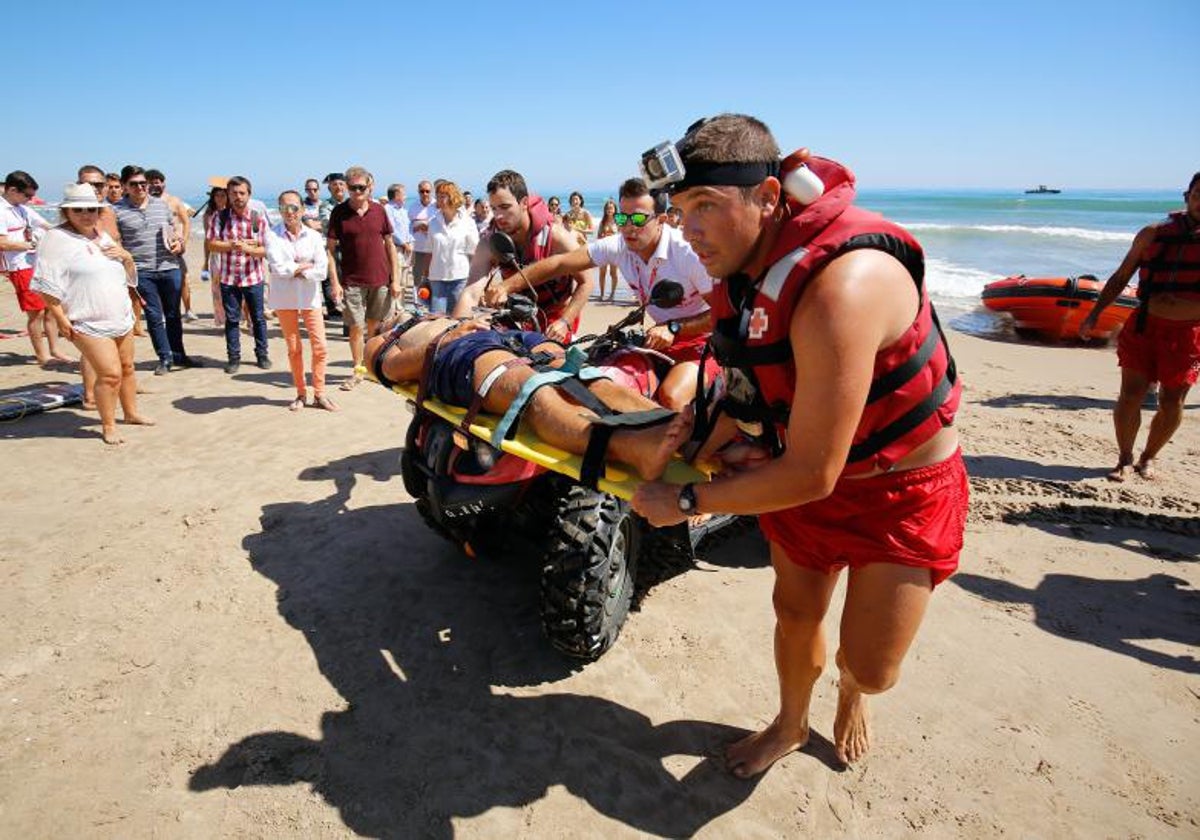 Simulacro de rescate en una playa española.