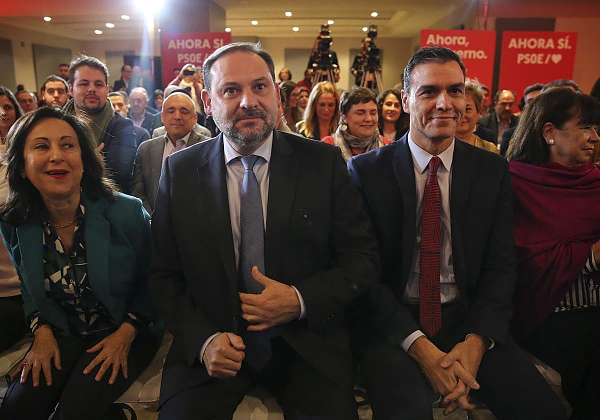 Pedro Sánchez, junto a José Luis Ábalos y Margarita Robles, en un acto del PSOE en 2019